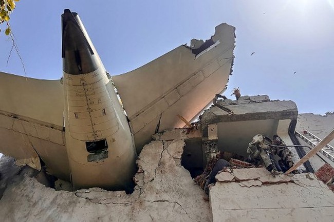 5 Fakta Pesawat Bawa 242 Orang Jatuh di India