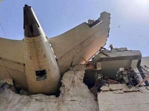 Air India Jatuh di Area Permukiman, Bodi Pesawat Tertancap di Bangunan