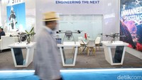 Berbagai kendaraan tempur lapis baja dan sistem senjata terpadu dipamerkan sebagai wujud inovasi alutsista Indonesia dan mitra internasional.