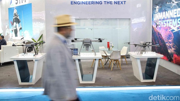 Pameran Indo Defence 2025 hadir di JIExpo, Jakarta, suguhkan inovasi militer terkini. Ajang ini perkuat kerja sama global dan dorong kemandirian pertahanan.
