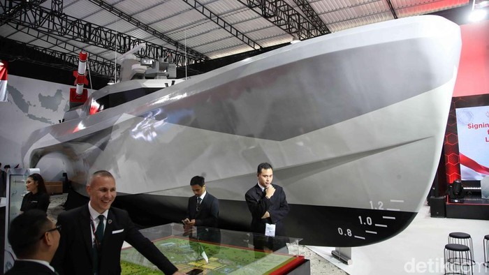 Pameran Indo Defence 2025 hadir di JIExpo, Jakarta, suguhkan inovasi militer terkini. Ajang ini perkuat kerja sama global dan dorong kemandirian pertahanan.