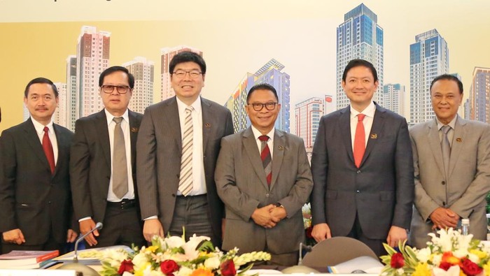 Jajaran Direksi dan Komisaris PT Summarecon Agung Tbk berfoto bersama usai Rapat Umum Pemegang Saham Tahunan Tahun Buku 2024, di Klub Kelapa Gading Jakarta, Kamis 12 Juni 2025.