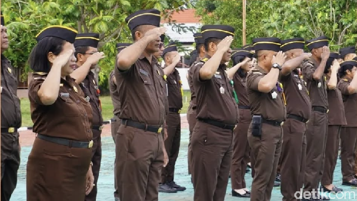 Jaksa di NTT mengikuti upacara peringatan HUT ke-73 Persaja di Halaman Kantor Kejaksaan Tinggi Nusa Tenggara Timur.