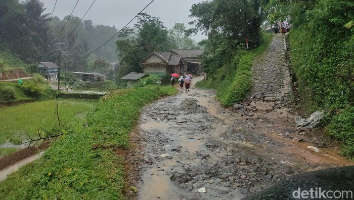 Jalan rusak di Kecamatan Cikadu Kabupaten Cianjur
