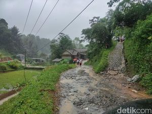 Pemkab Cianjur Prioritaskan Perbaiki Jalan Menuju Sekolah-Faskes