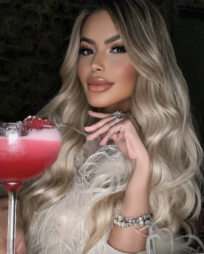 Aku kembali ke cara orang tua kita dulu, mengobrol santai, bertukar pandang, dan menikmati interaksi nyata, ungkapnya kepada Glamour Bulgaria.  Foto: dok. Instagram @janaina3