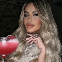 Aku kembali ke cara orang tua kita dulu, mengobrol santai, bertukar pandang, dan menikmati interaksi nyata, ungkapnya kepada Glamour Bulgaria.  Foto: dok. Instagram @janaina3