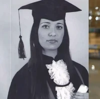 Dia menduga karena penampilannya yang ‘terlalu cantik’ itu membuatnya diblokir dari tiga akun aplikasi kencan, namun semuanya diblokir karena sistem menilai penampilannya tidak autentik. Sementara itu, inilah foto lamanya Janaina yang memang tampak berbeda drastis. Foto: dok. Instagram