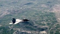 Dari segi teknologi, KAAN sudah dibekali fitur avionik canggih, seperti sistem navigasi mutakhir, Infrared Search and Track (IRST), serta radar AESA. Radar ini memungkinkan pendeteksian target darat, laut, dan udara secara akurat serta pengendalian rudal dari jarak jauh.