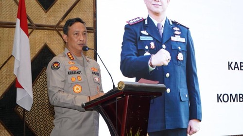 Kabid Humas Polda Bali, Kombes Ariasandy, membuka pelatihan peningkatan kemampuan pembuatan konten kreatif di Hotel Nirmala, Jalan Mahendradata Denpasar, Rabu (11/5/2025). (Dok. Polda Bali)