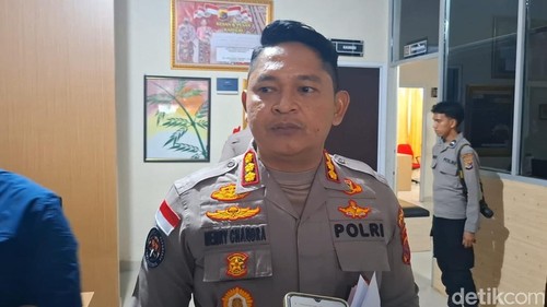 Kabid Humas Polda NTT, Kombes Henry Novika Chandra, saat diwawancarai detikBali di Mapolda NTT, Kamis (12/6/2025).