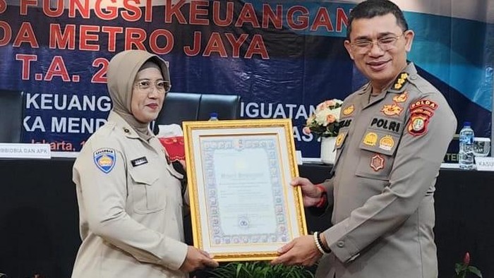 Kabidkeu Polda Metro Jaya Kombes Ikhlas Putro Wasono menyerahkan penghargaan dari Kapolri kepada Kasi Keuangan Polres Pelabuhan Tanjung Priok, Penda Dewi Suarsih.
