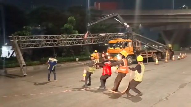 Kaki tiang pembatas tinggi kendaraan di Cilincing, Jakarta Utara (Jakut), bergeser. Petugas akhirnya membongkar tiang pembatas tinggi kendaraan tersebut. (dok IG @polsek_cilincing)