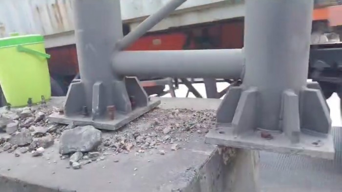 Kaki tiang pembatas tinggi kendaraan di Cilincing, Jakarta Utara (Jakut), bergeser. Petugas akhirnya membongkar tiang pembatas tinggi kendaraan tersebut. (dok IG @polsek_cilincing)