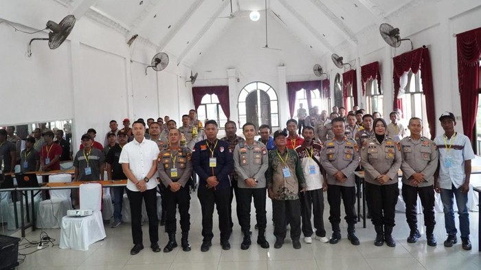 Kapolres Rokan Hulu (Rohul) AKBP Emil Eka Putra meminta agar Pos Kamling kembali diaktifkan untuk meningkatkan keamanan lingkungan. (dok Polres Rohul)