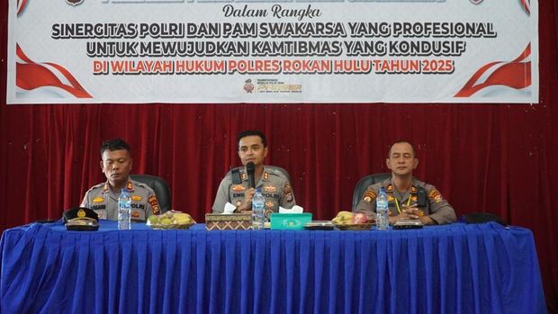 Kapolres Rokan Hulu (Rohul) AKBP Emil Eka Putra meminta agar Pos Kamling kembali diaktifkan untuk meningkatkan keamanan lingkungan. (dok Polres Rohul)