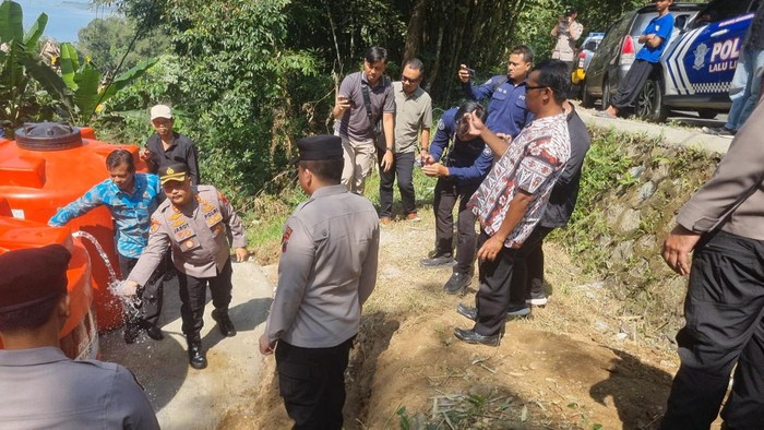 Kapolres Wonogiri AKBP Jarot Sungkowo saat memberikan bantuan sarana air bersih kepada warga Dusun Kembang, Desa Sendang, Kecamatan Wonogiri, Kamis (12/6/2025).