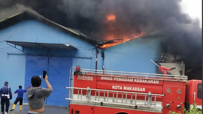 Kebakaran di gudang Jalan Ir Sutami, Makassar.