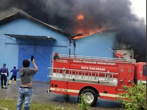 Gudang di Jalan Ir Sutami Makassar Kebakaran, Damkar Dikerahkan