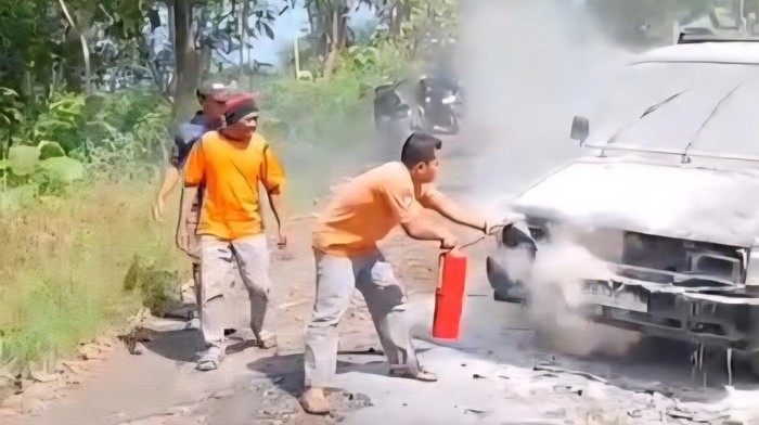 Momen warga bersama SAR berusaha memadamkan pikap yang terbakar di Saptosari, Gunungkidul, Kamis (12/6/2025).