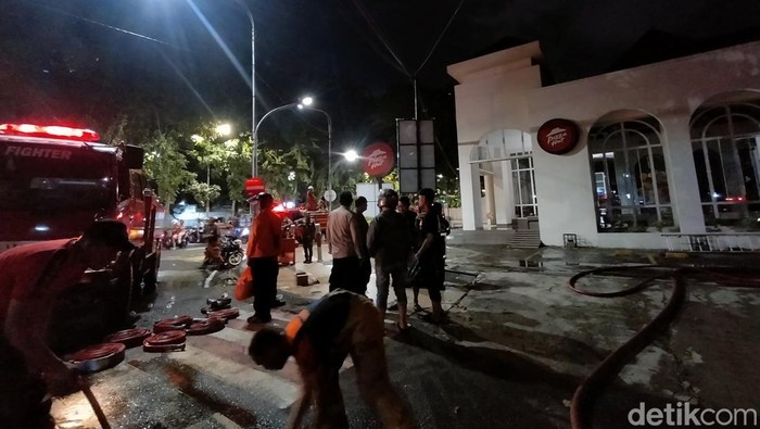 Kebakaran Restoran Pizza Hut di Jalan Raya Darmo Surabaya.