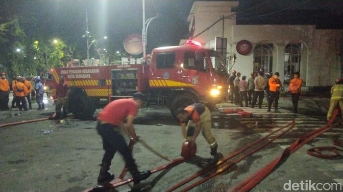 Kebakaran Restoran Pizza Hut di Jalan Raya Darmo Surabaya.