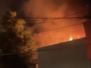 Restoran Pizza Hut  Jalan Raya Darmo Surabaya Terbakar Hebat