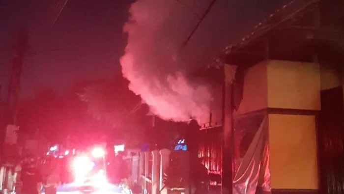 Kebakaran warung kopi (warkop) Pondok Cina, Beji, Depok terjadi akibat gas elpiji bocor. Insiden itu menyebabkan tiga orang mengalami luka-luka. (Dok istimewa).