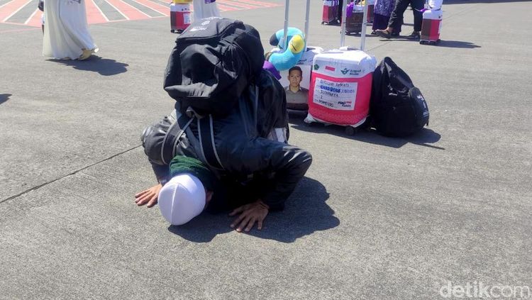 Sujud Syukur Jemaah Haji Kloter 1 Tiba di Bandara Juanda