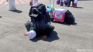 Sujud Syukur Jemaah Haji Kloter 1 Tiba di Bandara Juanda