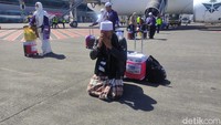 Salah satu jemaah haji usai melakukan sujud syukur setibanya di Bandara Juanda.