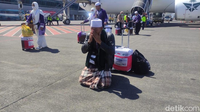 Kedatangan jemaah haji asal Tulungagung di Bandara Juanda Kedatangan jemaah haji asal Tulungagung di Bandara Juanda