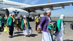 Sujud Syukur Jemaah Haji Kloter 1 Tiba di Bandara Juanda