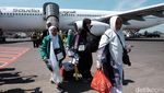 Sujud Syukur Jemaah Haji Kloter 1 Tiba di Bandara Juanda