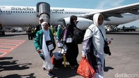 Mereka mendarat di Bandara Internasional Juanda, Sidoarjo sekitar pukul 10.20 WIB menggunakan pesawat Saudia Airlines dengan nomor penerbangan SV 5246 tipe Boeing 330-300.