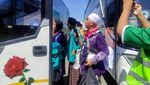 Sujud Syukur Jemaah Haji Kloter 1 Tiba di Bandara Juanda
