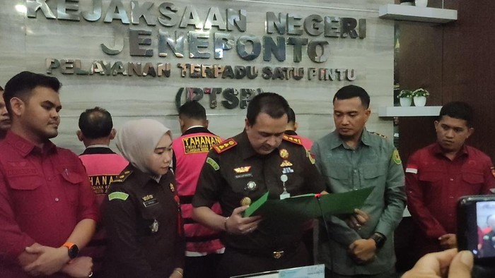 Kejaksaan Negeri (Kejari) Kabupaten Jeneponto menetapkan tiga tersangka kasus dugaan korupsi dana Bantuan Operasional Sekolah (BOS).