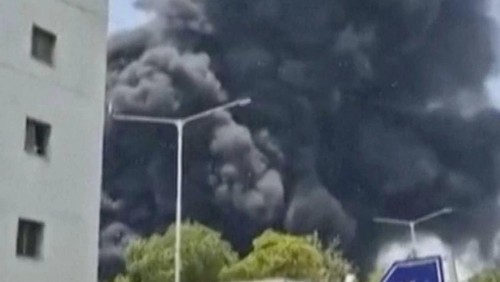 Kepulan asap menjulang ke udara dari lokasi jatuhnya pesawat Air India di dekat bandara di Ahmedabad (Mohan Nakum via AP)