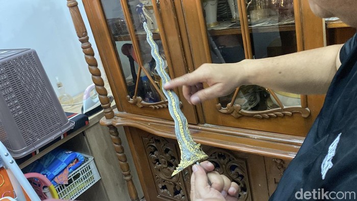 Pensiunan Kepala Satpol PP Kota Semarang, Fajar Purwoto, menunjukkan keris-kerisnya yang ia simpan di rumahnya, di Kelurahan Tambakaji, Kecamatan Ngaliyan, Kota Semarang, Kamis (12/6/2025).