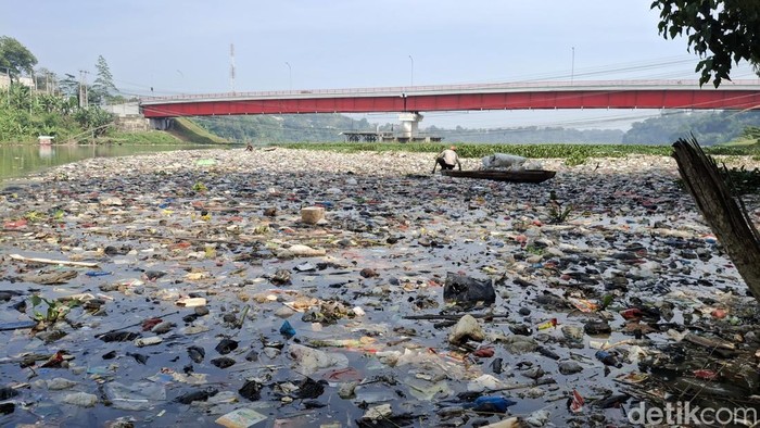 kondisi Sungai Citarum yang dipenuhi sampah