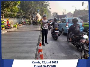 Lalin di Pasar Induk Kramat Jati Jaktim Macet Imbas Proyek Perbaikan Jalan