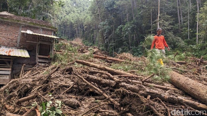 Longsor besar di Trenggalek