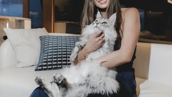 Bersama kucing kesayangannya. Perempuan yang tinggal di Miami dan Los Angeles ini masih mengendarai Honda Civic tua dan tidak berminat pada jet pribadi. Jika penerbangannya panjang, baru Guo membeli tiket kelas bisnis. Foto: Instagram