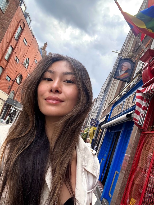 Lucy Guo menjadi wanita terkaya pada 2025. Menggeser posisi penyanyi Taylor Swift, cofounder Scale AI tersebut sukses mencapai posisi ini di usia 30 tahun. Foto: Instagram @guoforit