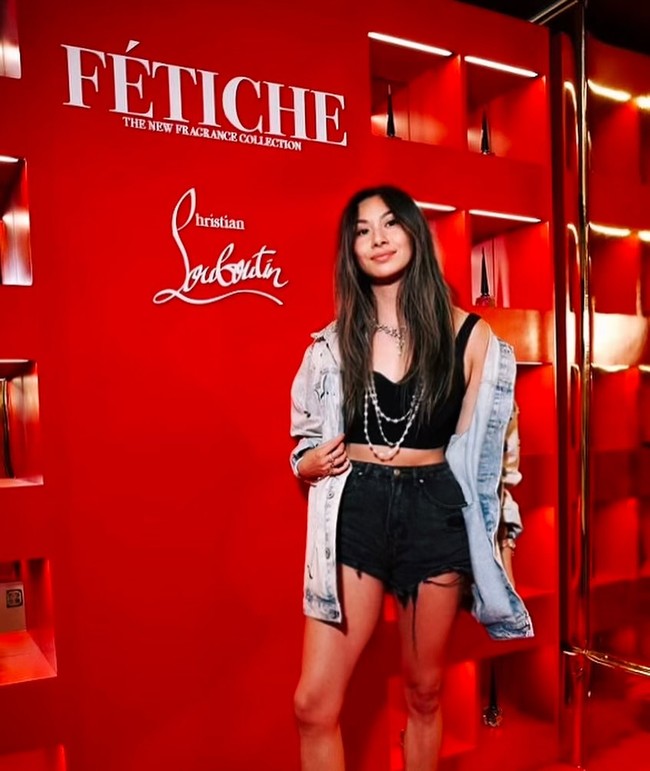 Semua yang aku kenakan gratis atau dari Shein (situs belanja online). Tidak semua punya kualitas bagus, tetapi selalu ada dua baju yang benar-benar cocok, dan aku memakainya setiap hari. Aku juga masih sering membeli beli satu gratis satu di Uber Eats, jelas Lucy. Foto: Instagram @guoforit