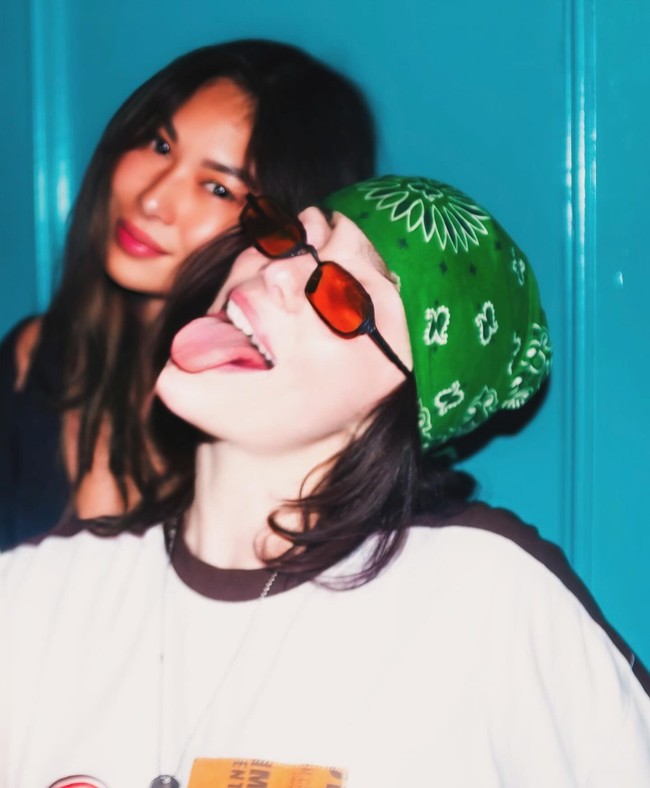 Lucy yang mengaku biseksual tampaknya tidak perlu lagi merasa harus membuktikan diri. Menurut wanita yang juga influencer itu, status miliuner tidak harus dengan memakai jam Patek Philippe atau menenteng Hermes Birkin yang sering dilakukan orang yang merasa ‘insecure’. Foto: Instagram @guoforit