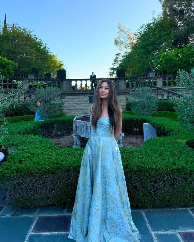 Dijuluki Elon Musk versi wanita karena pengaruhnya dalam dunia teknologi. Programmer tersebut dulu pernah bekerja untuk Scale AI hingga Quora. Ia juga pernah menjadi desainer wanita pertama di Snapchat. Foto: Instagram @guoforit