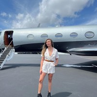 Meski berstatus orang terkaya, CEO Passes tersebut mengaku tidak suka membuang uang. Lucy masih sering mengambil penerbangan business class dan punya dress keluaran desainer jika dibutuhkan. Tapi untuk kebutuhan sehari-hari, Lucy tidak suka bermewah-mewah.  Dalam kehidupan sehari-hari, asisten hanya mengantarku dengan Honda Civic yang sudah tua. Aku tidak peduli, katanya. Foto: Instagram @guoforit