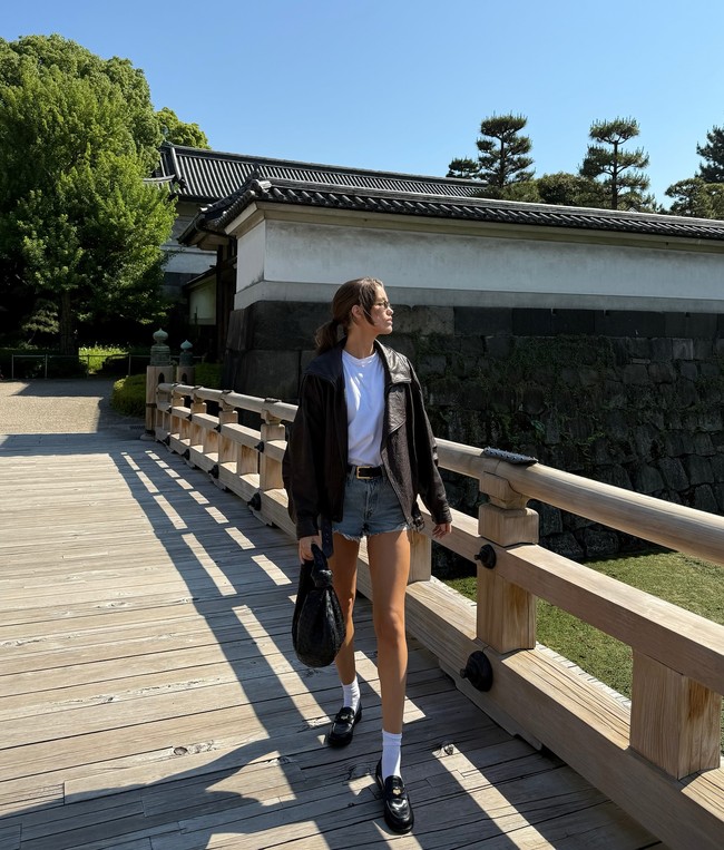 Selain mendukung Maarten Paes, di Jepang Luna juga mengunjungi kuil, pergi ke instalasi seni hingga mencicipi kuliner lokal. Begini gayanya saat jalan-jalan di Tokyo. Foto: Instagram Luna Bijl