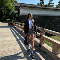 Selain mendukung Maarten Paes, di Jepang Luna juga mengunjungi kuil, pergi ke instalasi seni hingga mencicipi kuliner lokal. Begini gayanya saat jalan-jalan di Tokyo. Foto: Instagram Luna Bijl